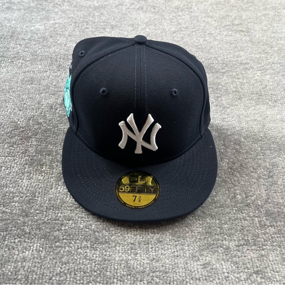 New Era New York Yankees Statue Of Liberty Patch 59Fifty fitted Hat Navy 7 3/8